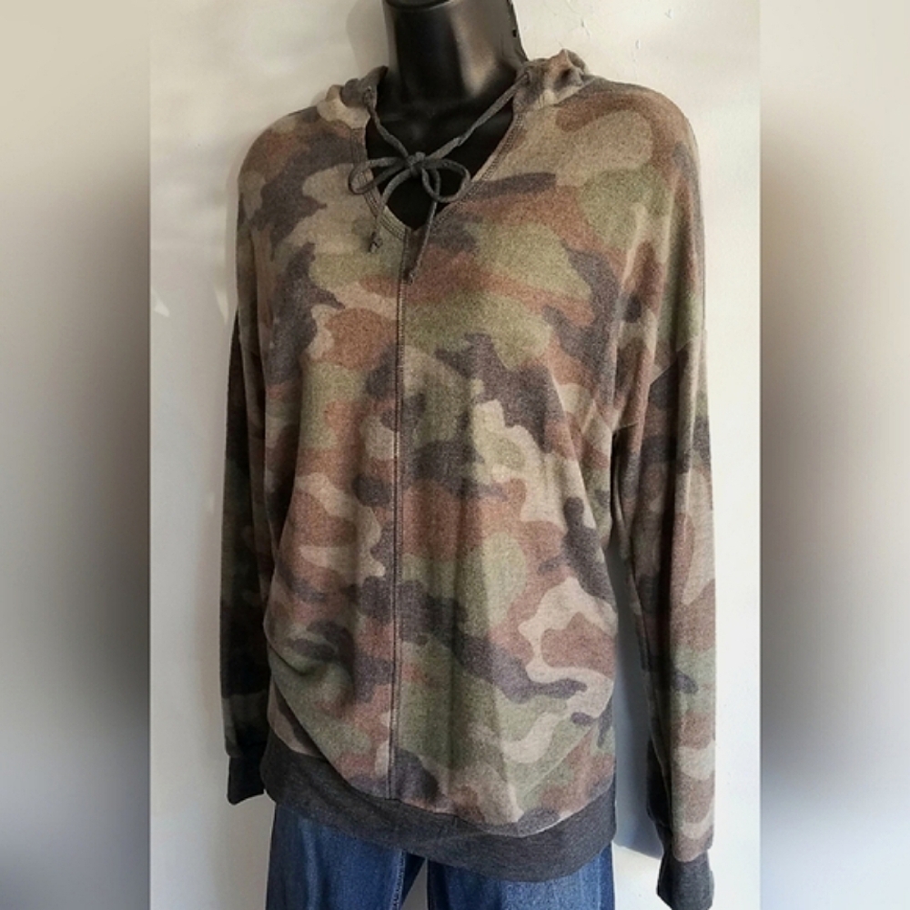 Camo V-neck Hoodie - Picture 4 of 6